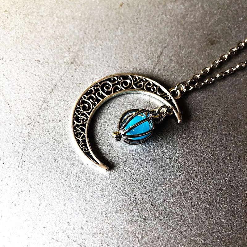 Collar con colgante de cuentas luminosas con forma de jaula de pájaros y corazón de luna hueca de aleación al por mayor